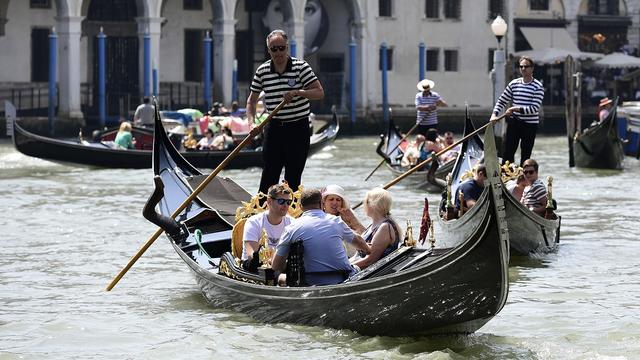 Lorsqu'elle est pleine, l'embarcation s'enfonce et prend l'eau, expliquent les gondoliers. [AFP - Miguel Medina]