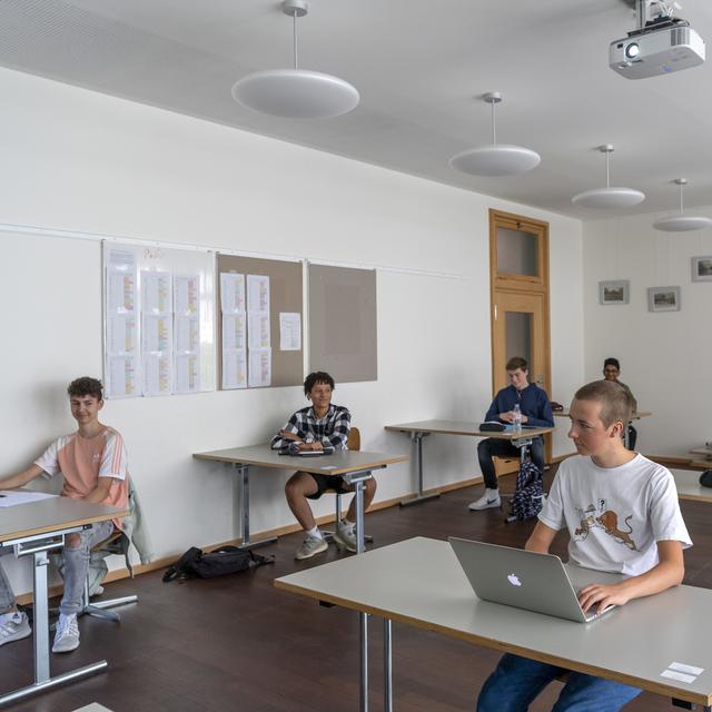 Les gymnasiens sont tenus à distance en classe. [Keystone - Georgios Kefalas]