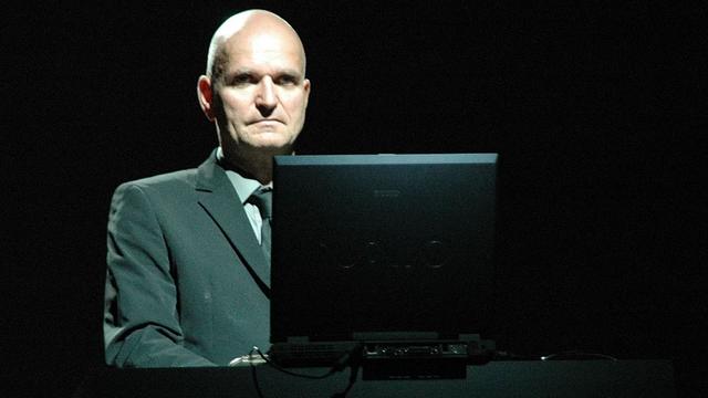 Florian Schneider-Esleben lors d'un concert de Kraftwerk à Ferrare, 06.07.2005. [CC-BY-SA - Daniele Dalledonne]