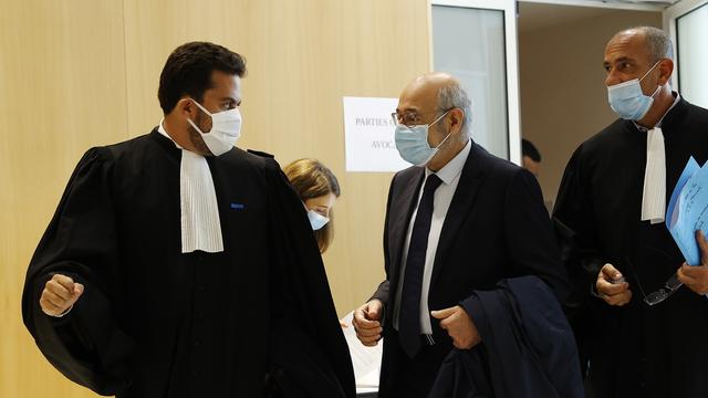 Patrick Klugman (à g.), avocat des victimes du supermarché casher Hyper Cacher, et le président du Conseil représentatif des institutions juives françaises (Crif) Francis Kalifat (à dr.): tous, sans exception, sont masqués. [keystone - Ian Langsdon]