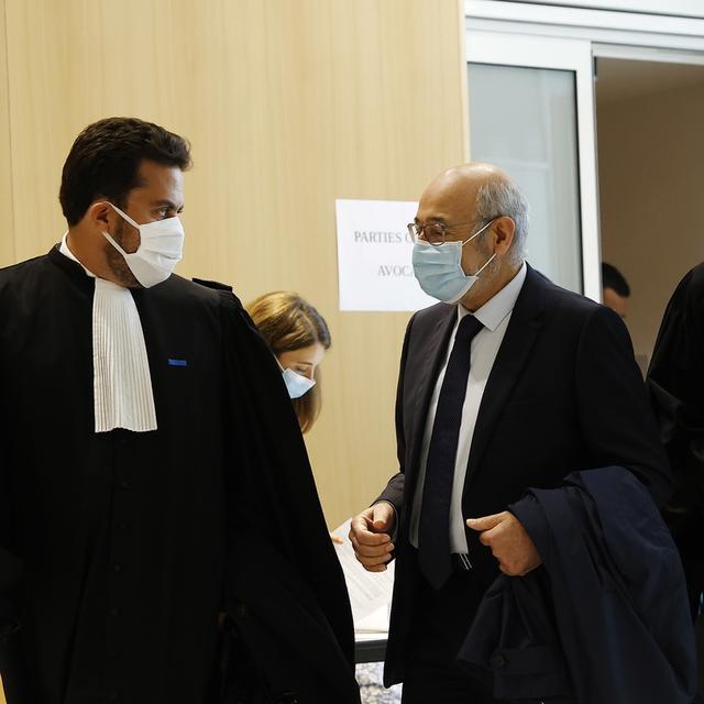 Patrick Klugman (à g.), avocat des victimes du supermarché casher Hyper Cacher, et le président du Conseil représentatif des institutions juives françaises (Crif) Francis Kalifat (à dr.): tous, sans exception, sont masqués. [keystone - Ian Langsdon]