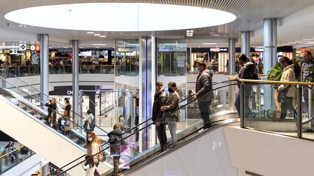 Des personnes dans un centre commercial de Wallisellen (ZH), le 17 octobre 2020. [Keystone - Alexandra Wey]