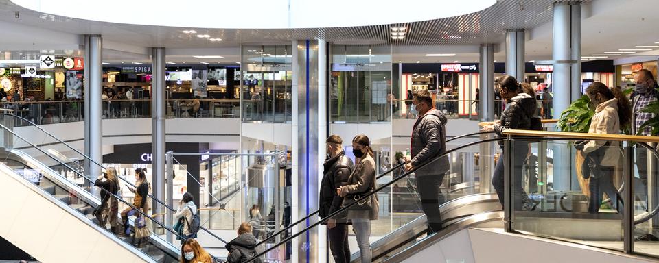 Des personnes dans un centre commercial de Wallisellen (ZH), le 17 octobre 2020. [Keystone - Alexandra Wey]