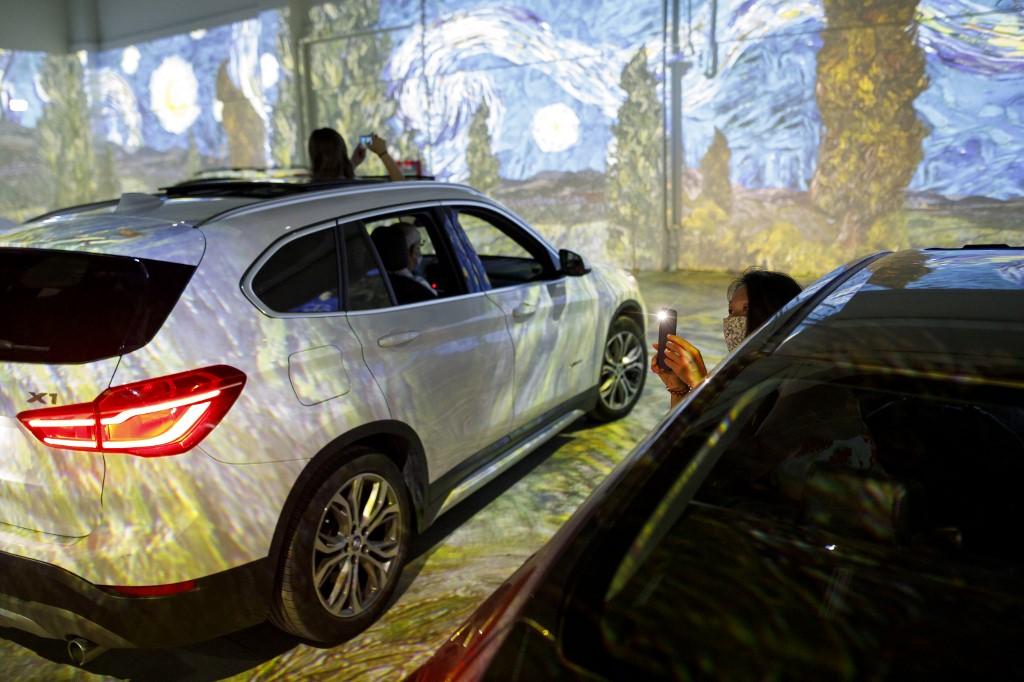 Les spectateurs de l'exposition immersive sur Vincent Van Gogh, peuvent y accéder en voiture. [AFP - Cole Burston]