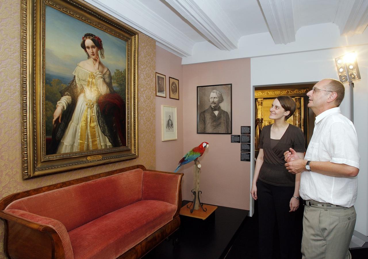 Un portrait de Mathilde Wesendonck admiré par deux visiteurs de l'exposition "Kunstwerk der Zukunft - Richard Wagner und Zuerich (1849-1858)" à Zurich en 2008. [Keystone - Eddy Risch]