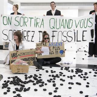 L'UBS occupée à Lausanne, alors que le procureur conteste l'acquittement des activistes pro-climat. [Keystone - Laurent Gillieron]