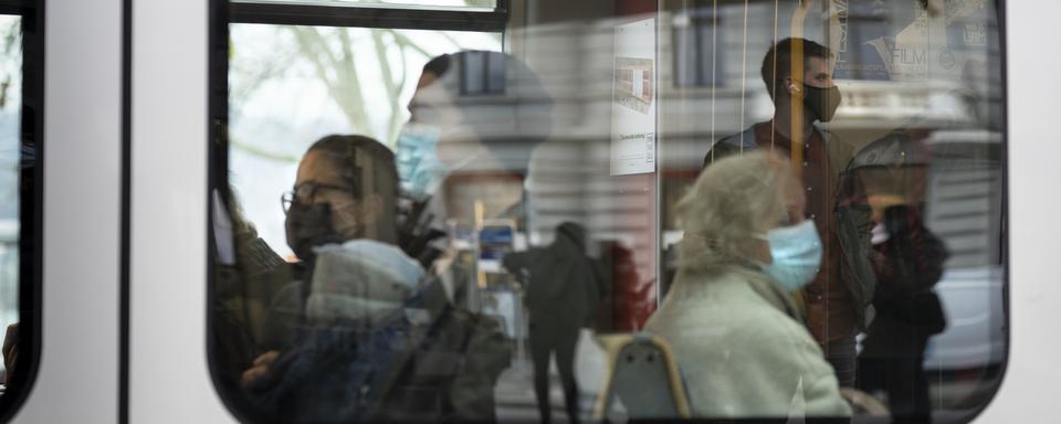 Des passagers dans un tram zurichois. [Keystone - Gaetan Bally]