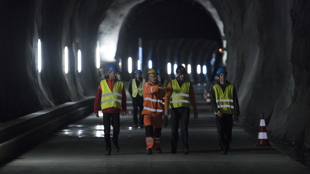 Des ouvriers dans le tunnel de base du Lötschberg. [Keystone - Peter Schneider]