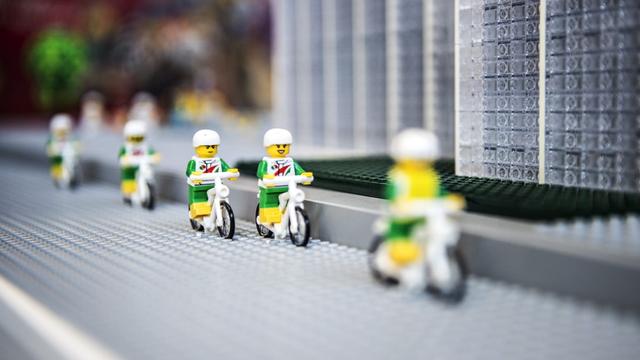 Des cyclistes Lego photographiés à Copenhague, au Danemark. [Scanpix Denmark/AFP - Ida Guldbaek Arentsen]