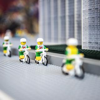 Des cyclistes Lego photographiés à Copenhague, au Danemark. [Scanpix Denmark/AFP - Ida Guldbaek Arentsen]