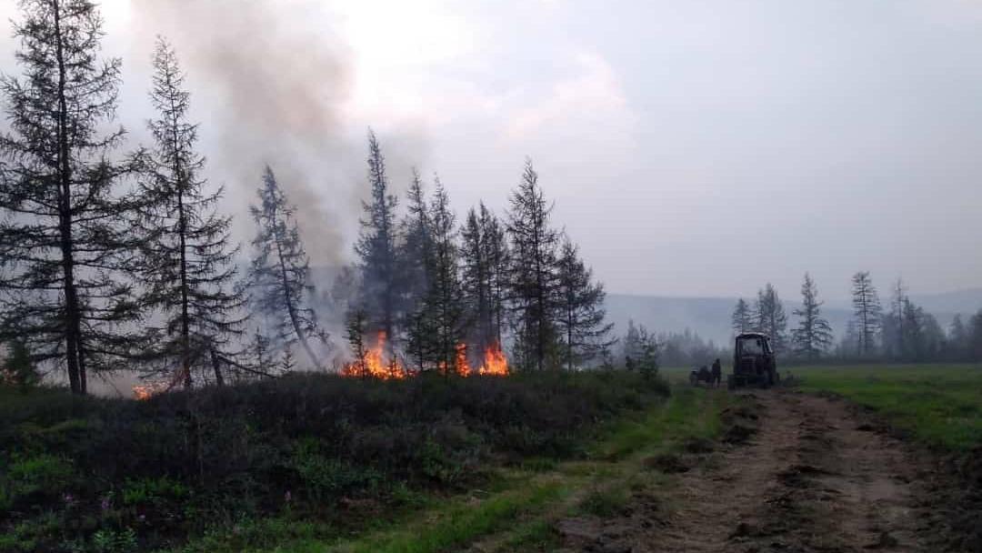 Les incendies se poursuivent en Sibérie, où les températures estivales atteignent des records. [Keystone/EPA - Russia press service]