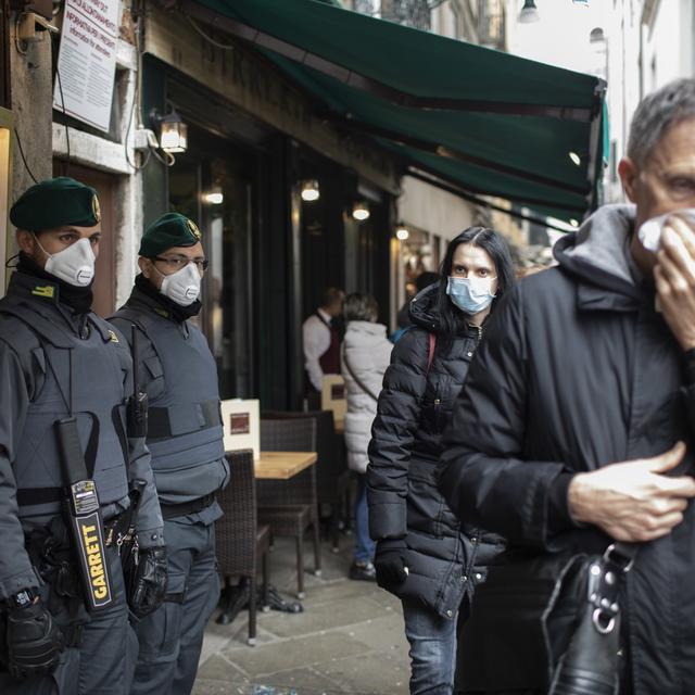 La Suisse suit de près l'évolution du coronavirus en Italie. [Keystone/EPA - Abir Sultan]