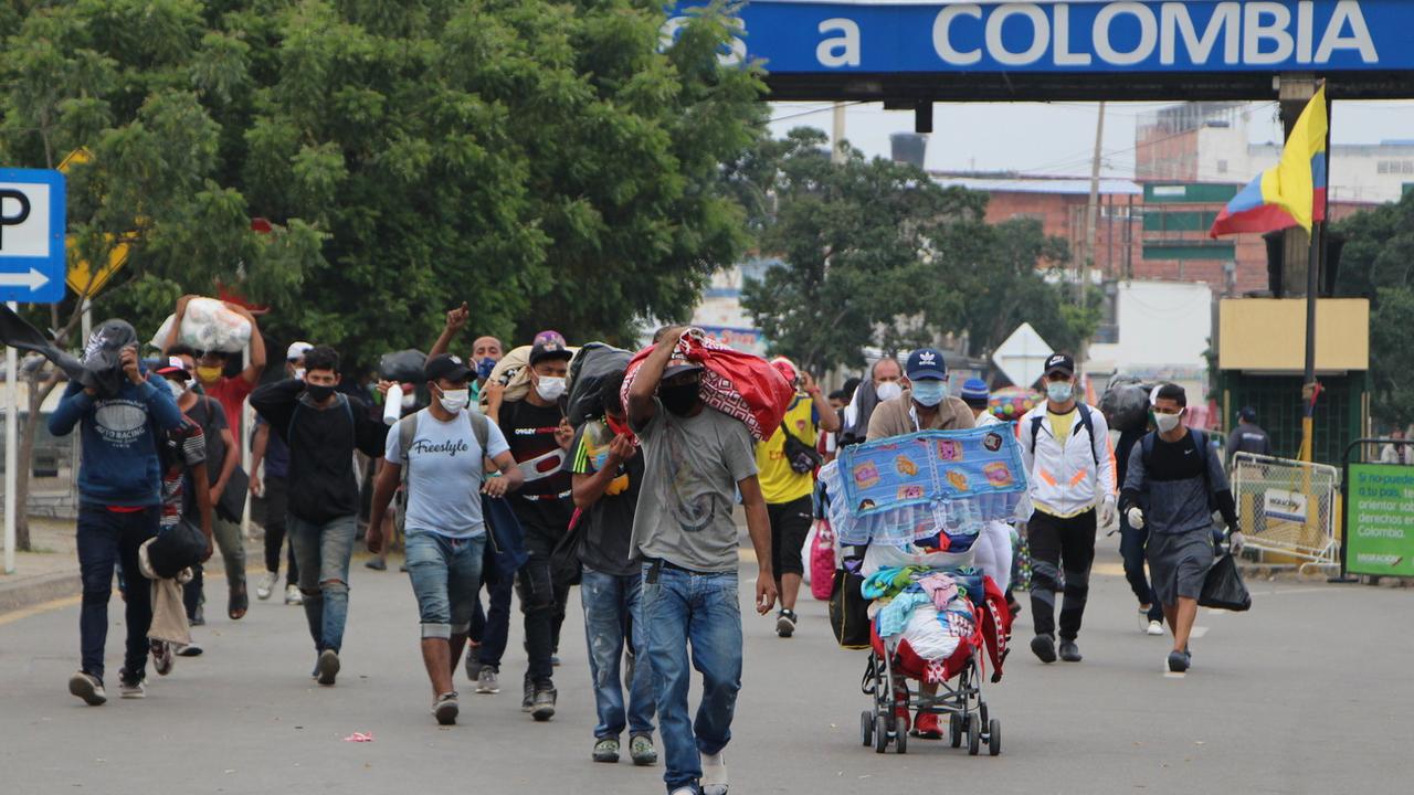 Des familles vénézuéliennes rentrent au pays via la frontière colombienne. [Keystone - EPA/STR]