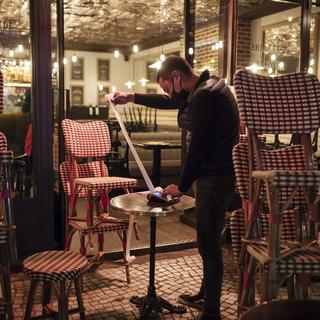 Samedi à 21h00, les restaurants ont dû fermer dans neuf métropoles françaises, comme ici à Paris. [Keystone - Lewis Joly]