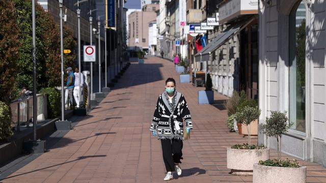 Une femme déambule dans les rues désertes de Chiasso le 16 mars 2020.