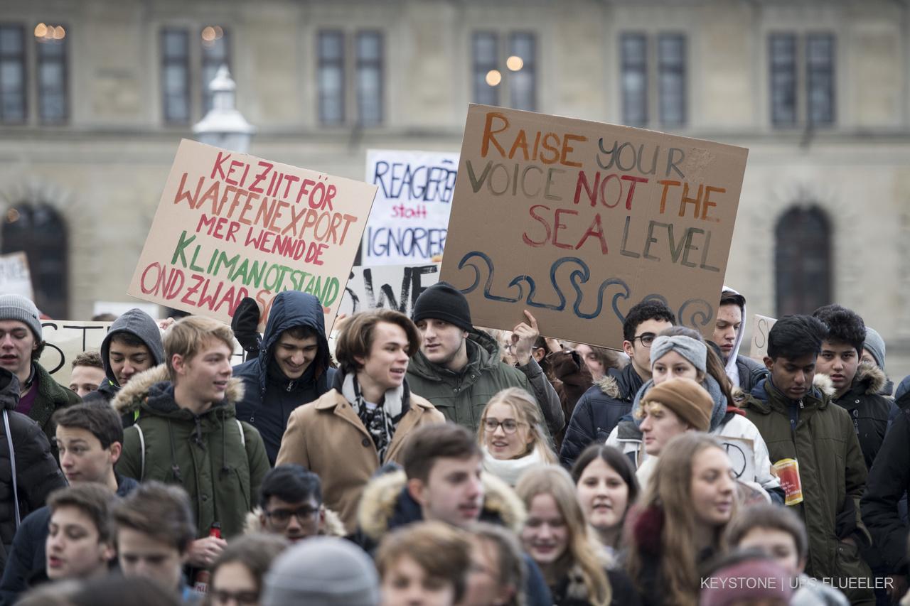 La lutte contre le réchauffement climatique a été incarnée par la jeunesse suisse. Sur la photo, des étudiants protestent pour le climat, le 18 janvier 2019 à Lucerne. [Keystone - Urs Flueeler]