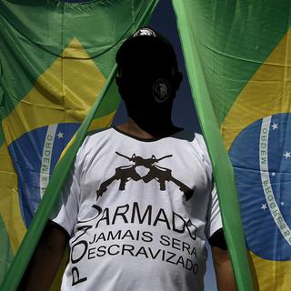 La nouvelle politique de Jair Bolsonaro ravit les amateurs d’armes. [Keystone - Eraldo Peres - AP Photo]