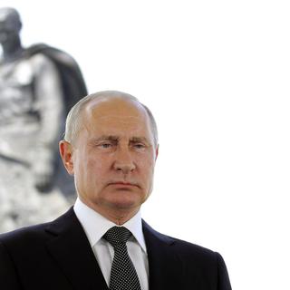 Vladimir Poutine devant le mémorial de Rjev dédié au soldat soviétique, 30.06.2020. [Kremlin/Sputnik/EPA/Keystone - Michael Klimentyev]