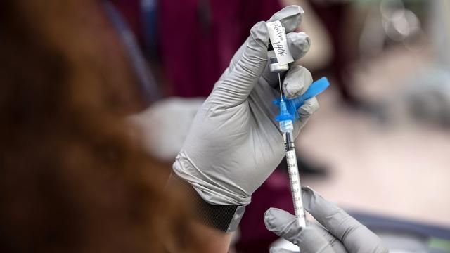 Une fois l'autorisation délivrée, les premiers lots de vaccins, dont les commandes pour l'Europe ont été centralisées par Bruxelles, seront distribués entre les Etats en fonction de la taille de leur population. [Keystone - Kirsten Luce]