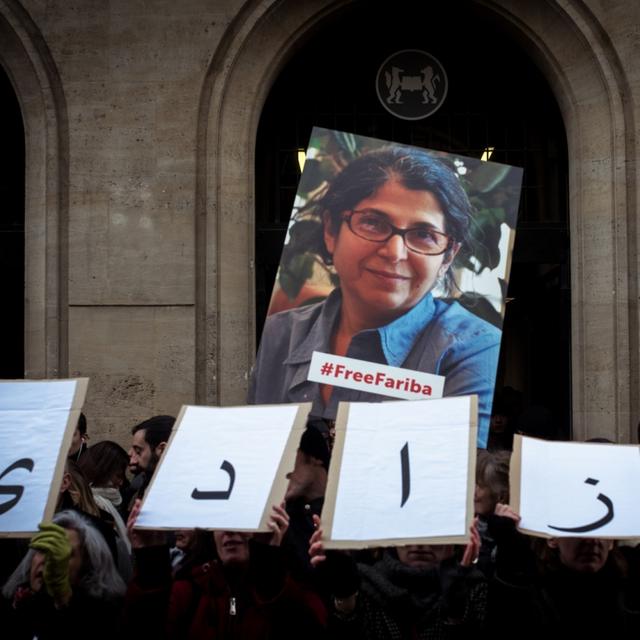 Le 3 mars 2020 s'est tenu un rassemblement devant le bâtiment de Sciences Po, à Paris, pour demander la libération de Fariba Adelkhah. [Sciences Po - CERI]