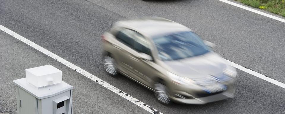 Un radar sur une autoroute vaudoise. [Keystone - Jean-Christophe Bott]