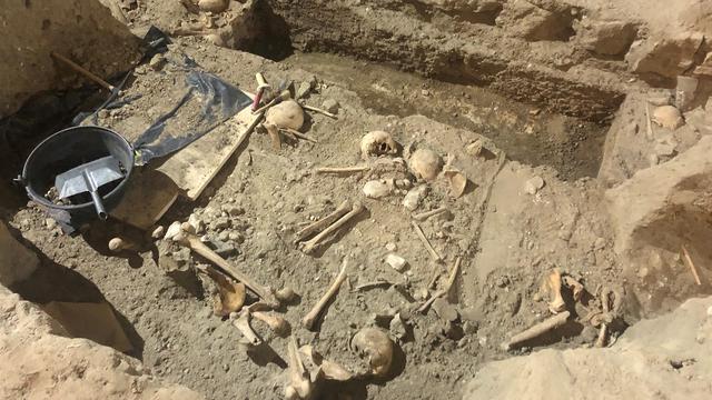 Les fouilles archéologiques dans les entrailles de la Collégiale à Neuchâtel. [RTS - Deborah Sohlbank]