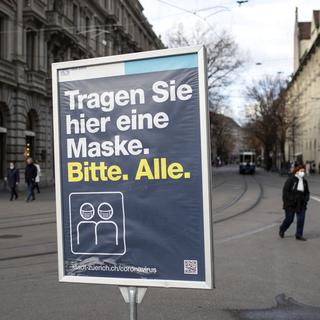 Un panneau demandant à tout le monde de porter un masque sur la Paradeplatz de Zurich. [Keystone - Alexandra Wey]