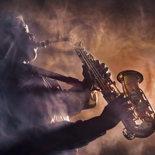 Un homme joue du saxophone (image prétexte). [Depositphotos - geoffgoldswain]