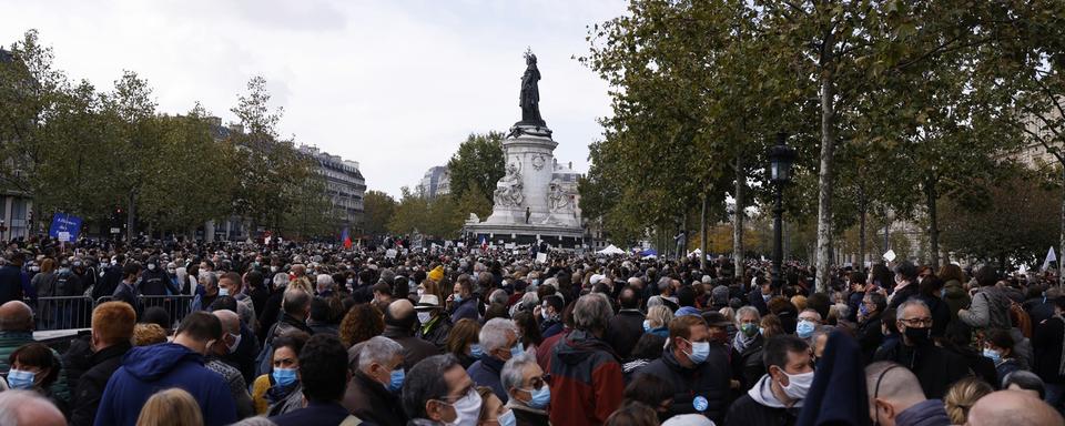 Des milliers de personnes rassemblées à Paris en hommage au professeur décapité. [Keystone/EPA - Yoan Valat]