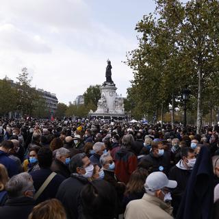 Des milliers de personnes rassemblées à Paris en hommage au professeur décapité. [Keystone/EPA - Yoan Valat]