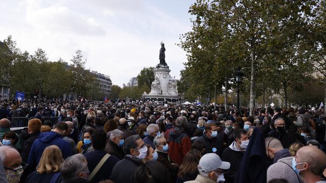 Des milliers de personnes rassemblées à Paris en hommage au professeur décapité. [Keystone/EPA - Yoan Valat]