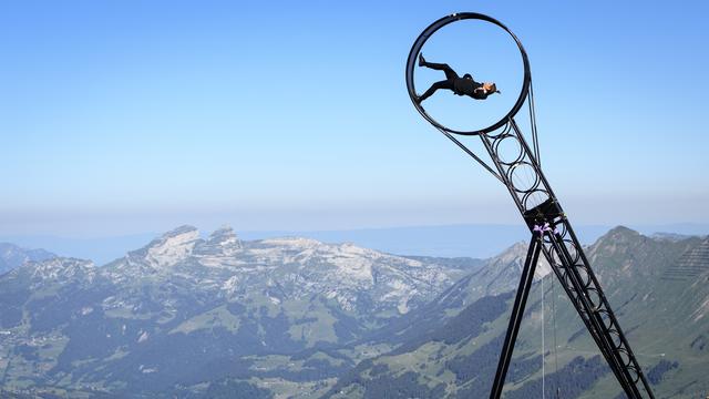 Mardi 23 juin: un acrobate australien fait le show au-dessus des Diablerets (VD). [Keystone - Laurent Gillieron via AP]