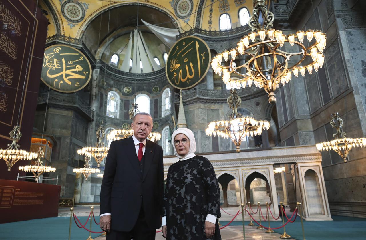 Le président turc Recep Tayyip Erdogan et sa femme Emine dans la mosquée Sainte-Sophie à Istanbul. [Keystone/Turkish Presidency/AP]