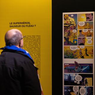 Un visiteur d'une des expositions du 47e festival international de bande dessinée d’Angoulême, en France, le 29 janvier 2020. [AFP - Yohan BONNET]
