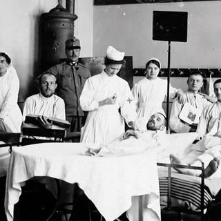 Infirmières prenant soin de militaires dans un hôpital provisoire. En 1918, les soldats suisses étaient très exposés à la grippe espagnole. [Croix-Rouge suisse]