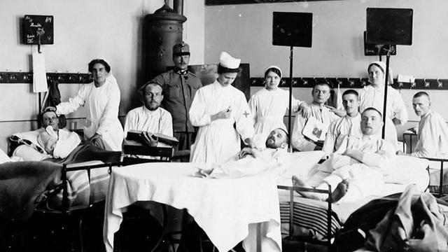 Infirmières prenant soin de militaires dans un hôpital provisoire. En 1918, les soldats suisses étaient très exposés à la grippe espagnole. [Croix-Rouge suisse]