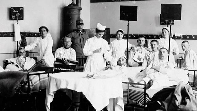 Infirmières prenant soin de militaires dans un hôpital provisoire. En 1918, les soldats suisses étaient très exposés à la grippe espagnole. [Croix-Rouge suisse]