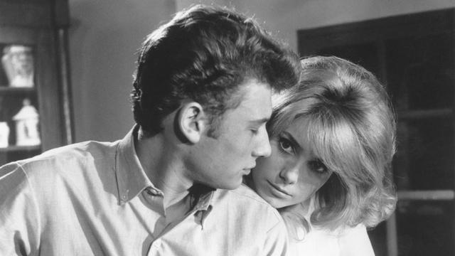 Johnny Hallyday et Catherine Deneuve sur le tournage du film "Les Parisiennes" en 1962. [AFP - Francos Films / Incei Film]