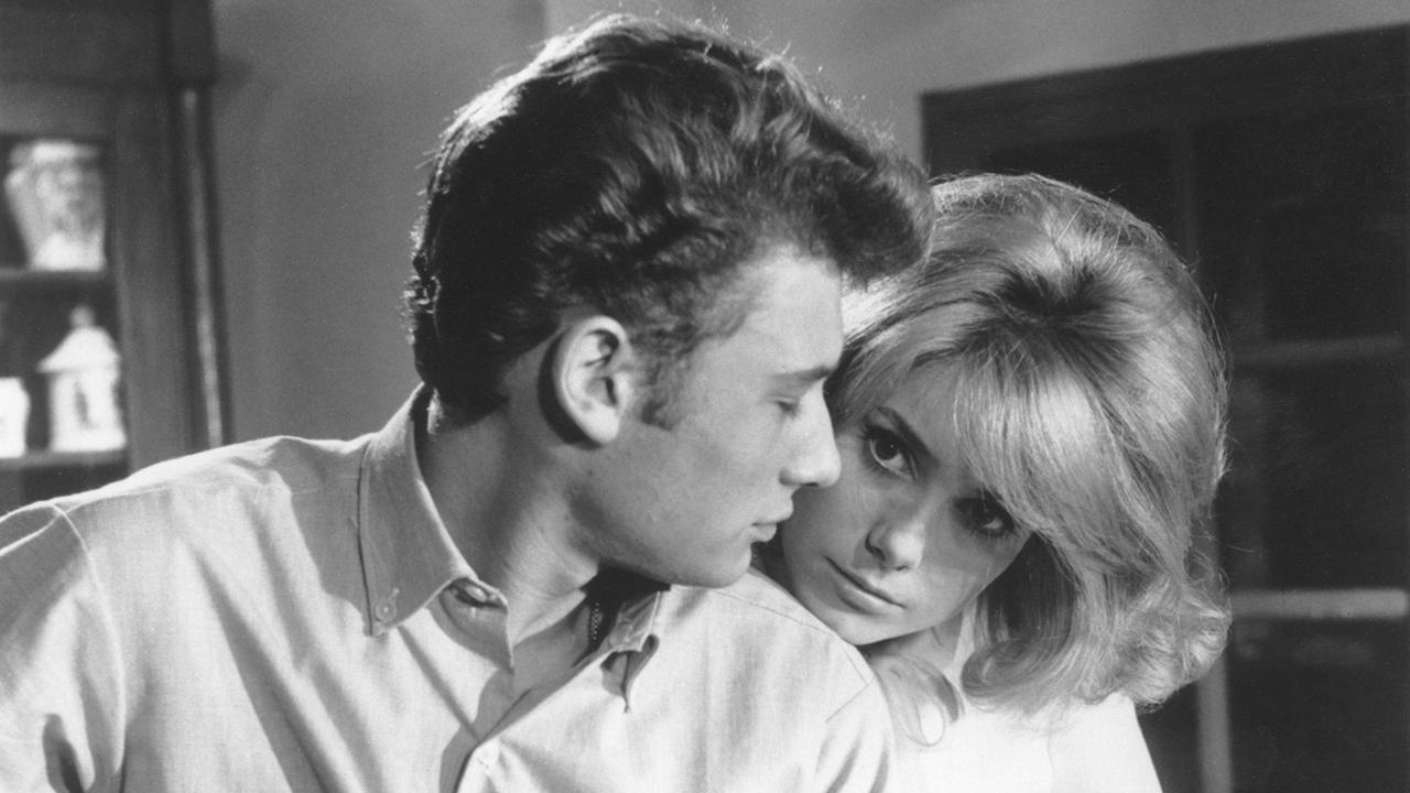 Johnny Hallyday et Catherine Deneuve sur le tournage du film "Les Parisiennes" en 1962. [AFP - Francos Films / Incei Film]
