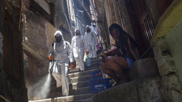 Du désinfectant est sprayé dans le quartier de Santa Marta, à Rio de Janeiro, le 28 novembre 2020. [Keystone/AP photo - Bruna Prado]