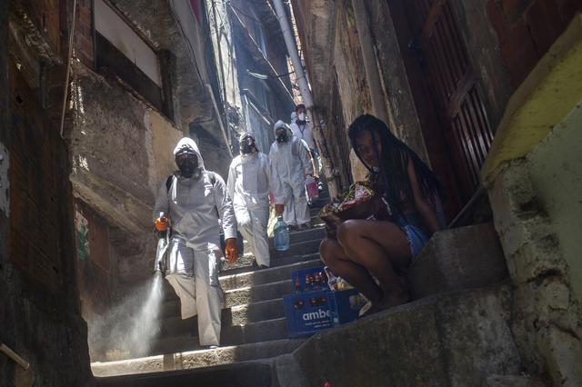 Du désinfectant est sprayé dans le quartier de Santa Marta, à Rio de Janeiro, le 28 novembre 2020. [Keystone/AP photo - Bruna Prado]