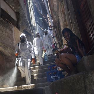 Du désinfectant est sprayé dans le quartier de Santa Marta, à Rio de Janeiro, le 28 novembre 2020. [Keystone/AP photo - Bruna Prado]