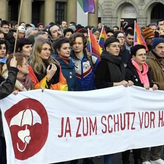 Des manifestants en faveur du "oui" à la criminalisation de l'homophobie, le 11 janvier dernier à Zurich. [Keystone - Walter Bieri]