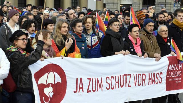 Des manifestants en faveur du "oui" à la criminalisation de l'homophobie, le 11 janvier dernier à Zurich. [Keystone - Walter Bieri]