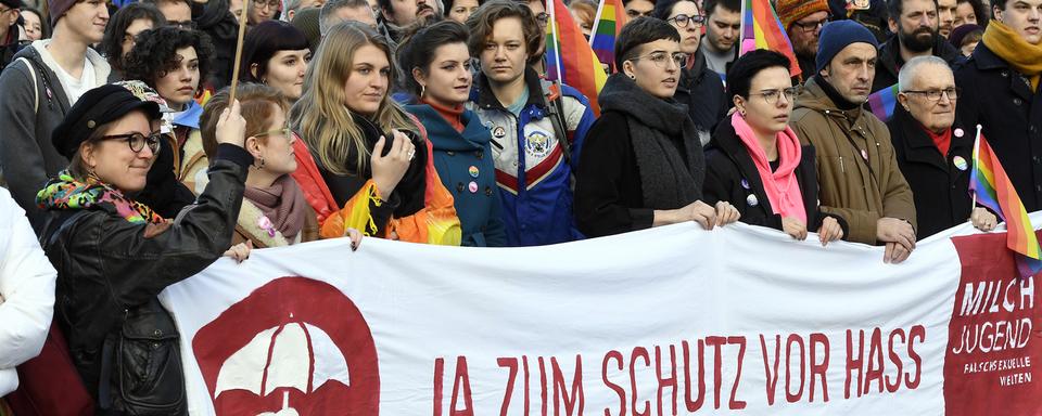 Des manifestants en faveur du "oui" à la criminalisation de l'homophobie, le 11 janvier dernier à Zurich. [Keystone - Walter Bieri]