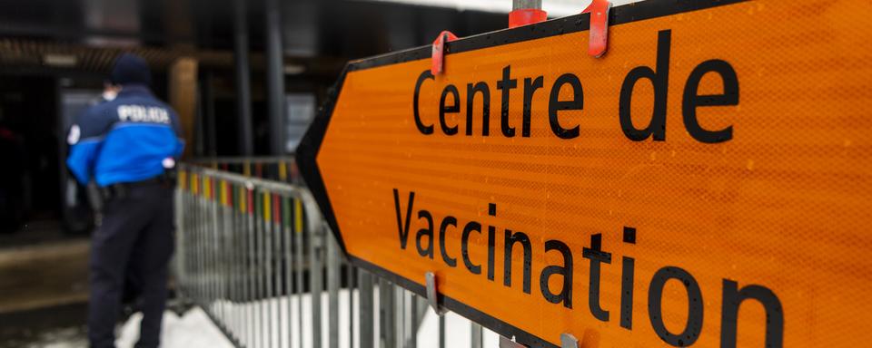 L'entrée du centre de vaccination contre le Covid-19 à Cernier dans le canton de Neuchâtel, le 28 décembre 2020. [Keystone - Jean-Christophe Bott]