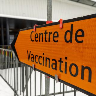 L'entrée du centre de vaccination contre le Covid-19 à Cernier dans le canton de Neuchâtel, le 28 décembre 2020. [Keystone - Jean-Christophe Bott]