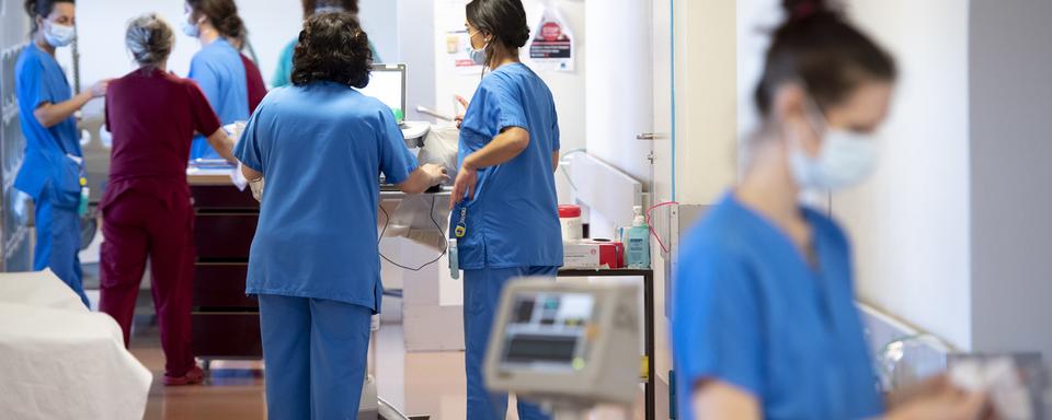 Du personnel de santé à l'hôpital de La Chaux-de-Fonds. [Keystone - Laurent Gillieron]