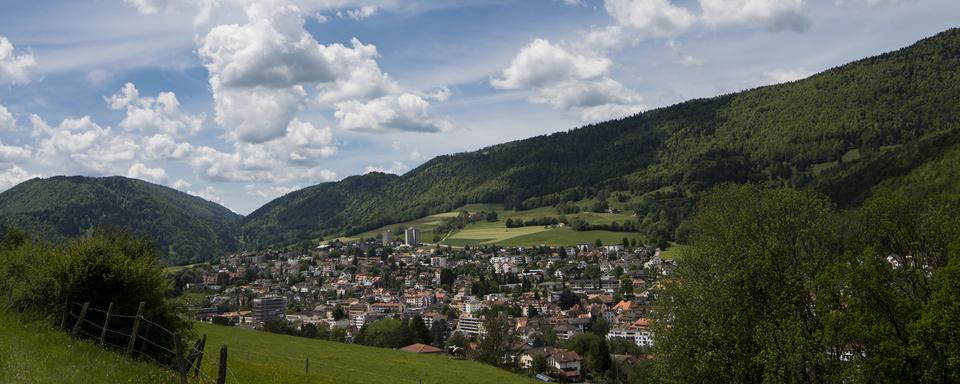 Une vue general de la ville de Moutier ce mardi 23 mai 2017 a Moutier. Le 18 juin, les citoyens de Moutier se rendent aux urnes pour choisir entre le maintien dans le giron bernois et un rattachement au Jura. Ce scrutin historique, qui s'annonce serre, est cense regler pour de bon l'appartenance cantonale de la ville. (KEYSTONE/Jean-Christophe Bott) [Keystone - Jean-Christophe Bott]