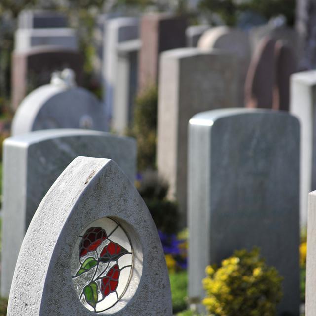 Des pierres tombales dans un cimetière bâlois. [Keystone - Georgios Kefalas]